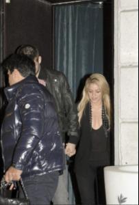 Piqu-hand-in-hand-with-Shakira-gerard-pique-19565193-1024-1518.jpg