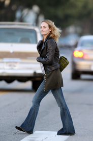 celebrity_paradise.com_TheElder_AmberValletta2011_02_08_atBellacuresonMontanaAve3.jpg