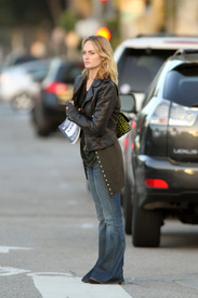 celebrity_paradise.com_TheElder_AmberValletta2011_02_08_atBellacuresonMontanaAve7.jpg