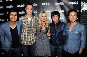 Kaley_Cuoco_Simon_Helberg_2010_Comic_Con_EW_UUjbPX_Rv1Sl.jpg