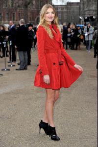 04602_Tikipeter_Lily_Donaldson_Burberry_Feb_21_1_009_123_150lo.jpg