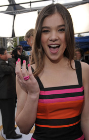 86626_Tikipeter_Hailee_Steinfeld_SAG_Awards_1_012_122_415lo.jpg