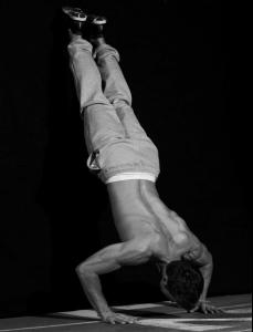 man_hand_stand_wall_21_evss.jpg