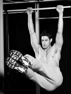 man_swinging_from_bar_11_evss.jpg