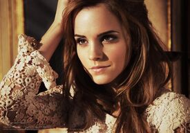 B65A362IKX_Emma_Watson_Andrea_3.jpg