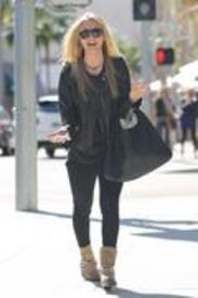 th_kaley_cuoco_jeans_7.jpg