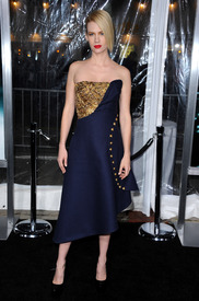 34490_celebrity_paradise.com_TheElder_JanuaryJones2011_02_16_LApremiereofUnknown10_122_528lo.jpg