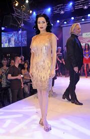 51617_celebrity_paradise.com_TheElder_DitavonTeese2011_01_31_LambertzSchokoNightinKln17_122_422lo.jpg