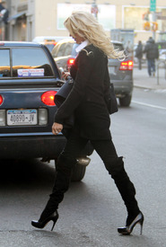 98166_celebrity_paradise.com_TheElder_VictoriaSilvsted2011_02_11_walkingonBroadway2_122_344lo.jpg