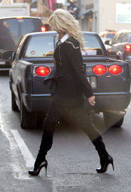 98174_celebrity_paradise.com_TheElder_VictoriaSilvsted2011_02_11_walkingonBroadway6_122_445lo.jpg