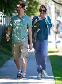 celebrity_paradise.com_TheElder_AlysonHannigan2011_02_07_strollinginSantaMonica1.jpg