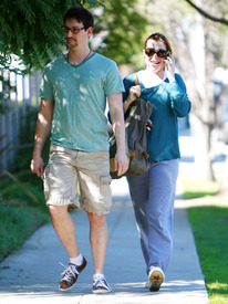 celebrity_paradise.com_TheElder_AlysonHannigan2011_02_07_strollinginSantaMonica2.jpg