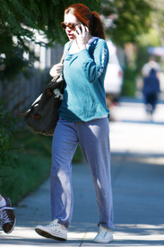 celebrity_paradise.com_TheElder_AlysonHannigan2011_02_07_strollinginSantaMonica3.jpg