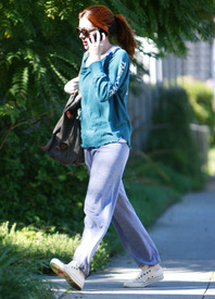 celebrity_paradise.com_TheElder_AlysonHannigan2011_02_07_strollinginSantaMonica4.jpg