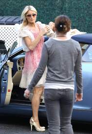 Paris Hilton 2011_02_08_OutandaboutinBeverlyHills10.jpg