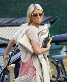 Paris Hilton 2011_02_08_OutandaboutinBeverlyHills11.jpg