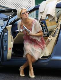 Paris Hilton 2011_02_08_OutandaboutinBeverlyHills17.jpg