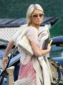 Paris Hilton 2011_02_08_OutandaboutinBeverlyHills2.jpg