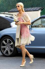 Paris Hilton 2011_02_08_OutandaboutinBeverlyHills3.jpg