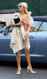 Paris Hilton 2011_02_08_OutandaboutinBeverlyHills4.jpg