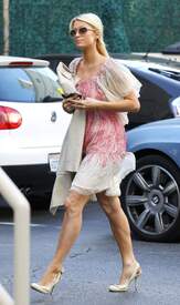 Paris Hilton 2011_02_08_OutandaboutinBeverlyHills5.jpg