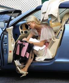 Paris Hilton 2011_02_08_OutandaboutinBeverlyHills8.jpg