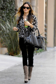 celebrity_paradise.com_Rachel_Bilson_out_in_West_Hollywood_17.02.2011_01.jpg