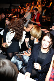 Alicia Keys Alexander Wang Front Row Backstage mrczzLlFTRIl.jpg