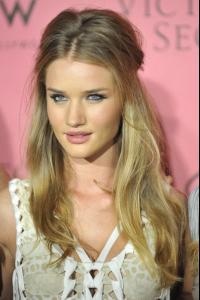 Rosie_Huntington_Whiteley_Victoria_Secret_wQHW247nxxol.jpg