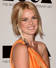 alice-eve-2011-moca-gala-01.jpg