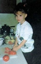 Natalie Portman cut the tomatoes -thumb-300x464-193450.jpg