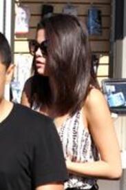 th_SelenaGomez_TheCalabasasCommons1.jpg