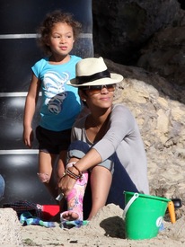 Halle Berry at the beach in Malibu 29.1.2012_07.jpg