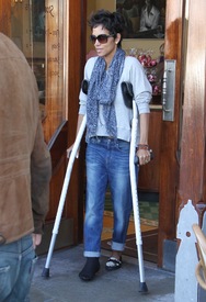 Halle Berry makes a coffee stop at Susina Bakery and Cafe in L.A. 1.2.2012_16.jpg