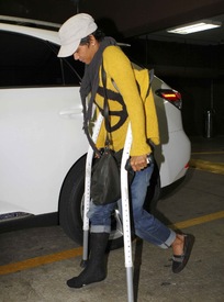 Halle Berry heads to a medical building in Burbank 16.2.2012_05.jpg