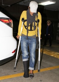 Halle Berry heads to a medical building in Burbank 16.2.2012_10.jpg