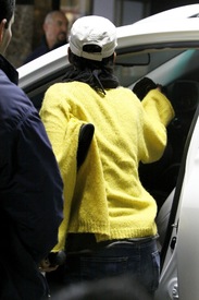 Halle Berry heads to a medical building in Burbank 16.2.2012_19.jpg
