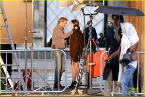 hailee-steinfeld-three-days-to-kill-set-with-kevin-costner-03.jpg