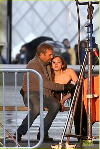 hailee-steinfeld-three-days-to-kill-set-with-kevin-costner-04.jpg