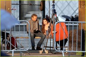 hailee-steinfeld-three-days-to-kill-set-with-kevin-costner-01.jpg