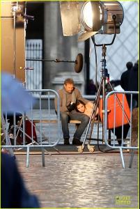 hailee-steinfeld-three-days-to-kill-set-with-kevin-costner-05.jpg