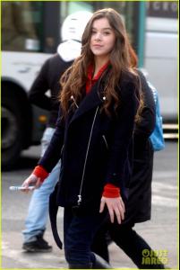 hailee-steinfeld-amber-heard-three-days-to-kill-set-02.jpg