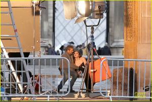 hailee-steinfeld-three-days-to-kill-set-with-kevin-costner-06.jpg