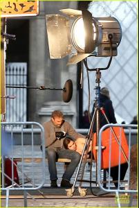 hailee-steinfeld-three-days-to-kill-set-with-kevin-costner-02.jpg