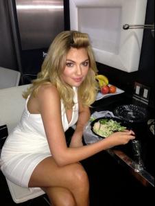 Kate_Upton_Kate_Upton_Twitter_Pics_Ptjr_UXh1_ENal.jpg