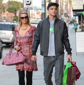 ParisHilton_BeverlyHills020913_01.jpg