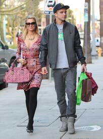 ParisHilton_BeverlyHills020913_02.jpg