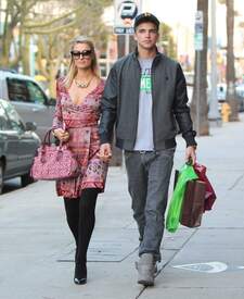 ParisHilton_BeverlyHills020913_04.jpg