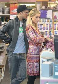 ParisHilton_BeverlyHills020913_15.jpg