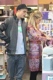 ParisHilton_BeverlyHills020913_16.jpg